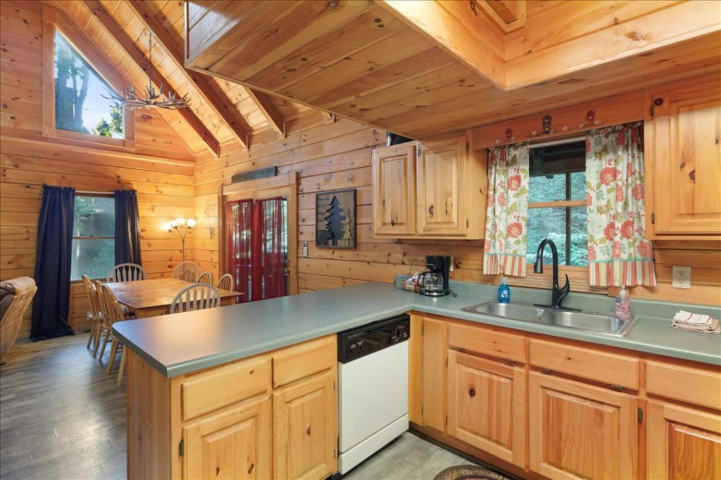 5Br Smoky Cabin Hot Tub, Games, 1 Mi To Parkway Пиджен Фордж Екстериор снимка